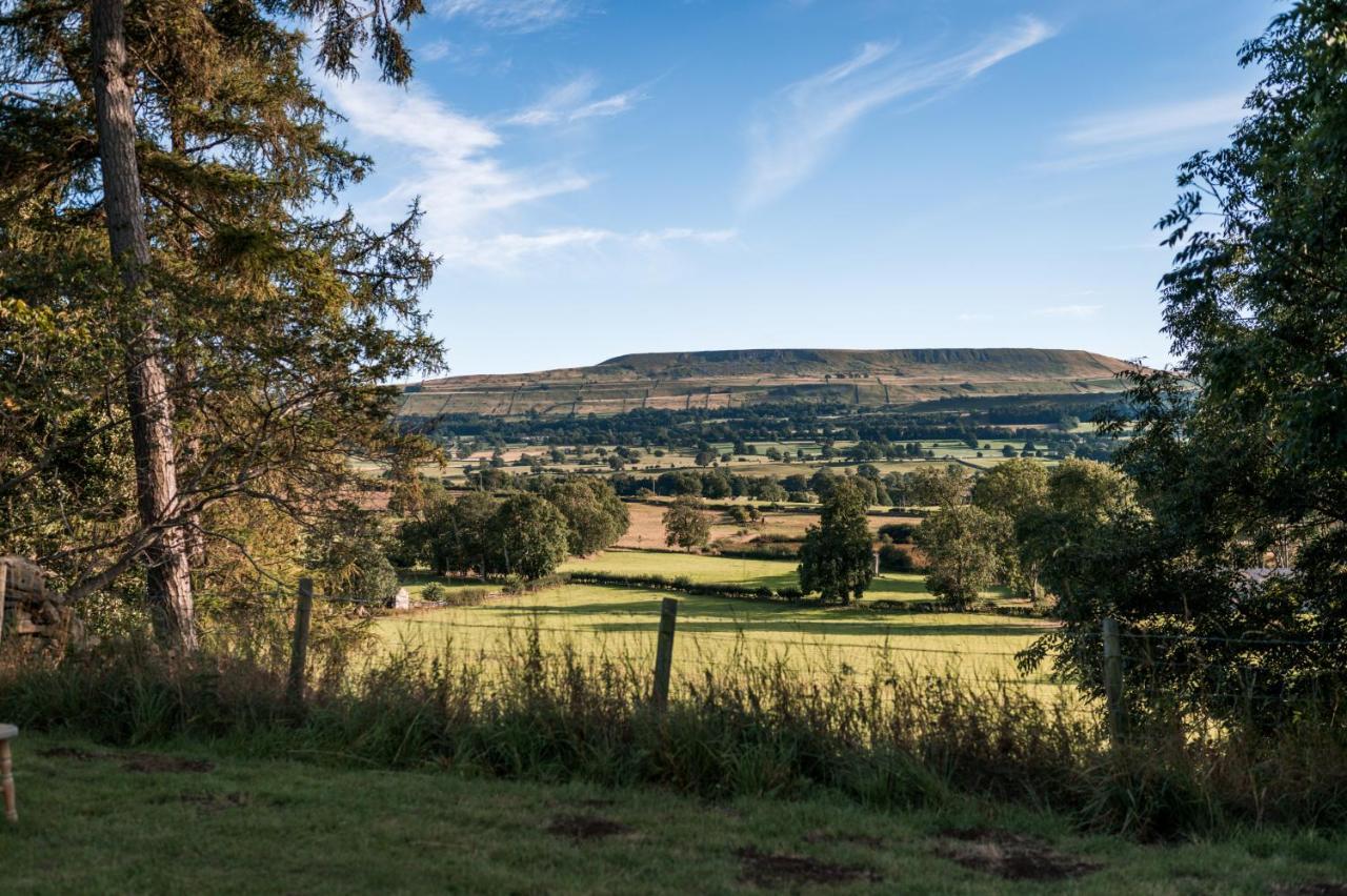 The Jonas Centre Villa Leyburn Bagian luar foto